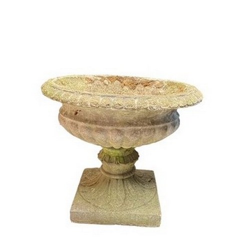 322 - A concrete pedestal urn/planter, height 40cm, diameter 45cm.