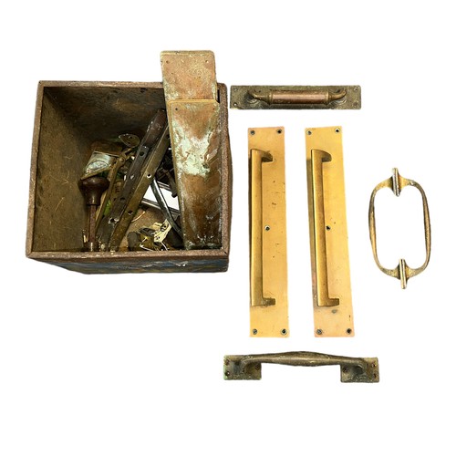 326 - Range of vintage door furniture to include brass door handles and plates, other door handles etc.