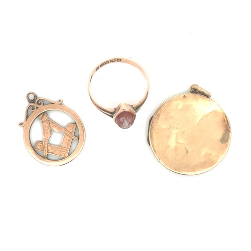 482 - A 9ct gold circular locket (dented), a 9ct gold masonic pendant and a 9ct gold cameo ring. Total wei... 