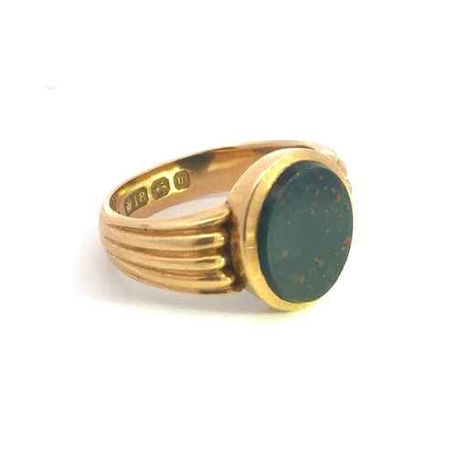 480 - An 18ct gold and bloodstone ring, size N. Hallmarks for Birmingham. Size N, Weight 9.27g approx.