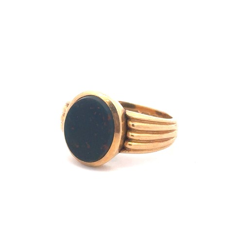 480 - An 18ct gold and bloodstone ring, size N. Hallmarks for Birmingham. Size N, Weight 9.27g approx.