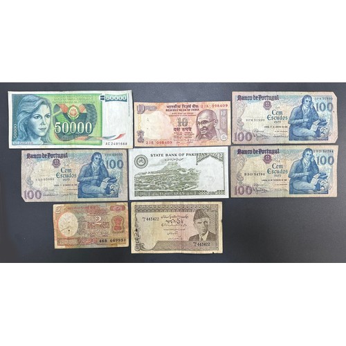 256 - World banknotes (33), in mixed condition with examples from Australia, Guernsey, India, Isle of Man,... 