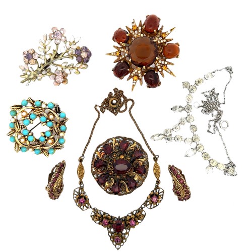 466 - A range of vintage paste jewellery items