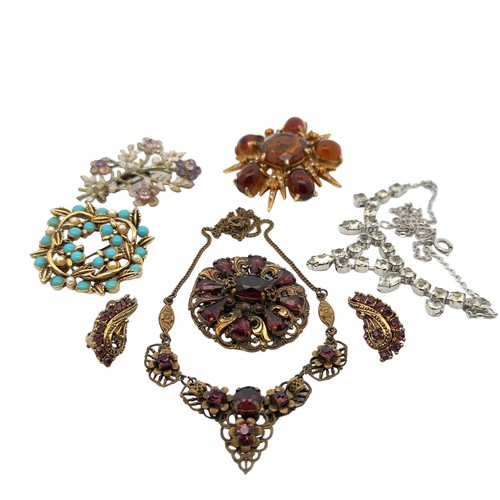 466 - A range of vintage paste jewellery items