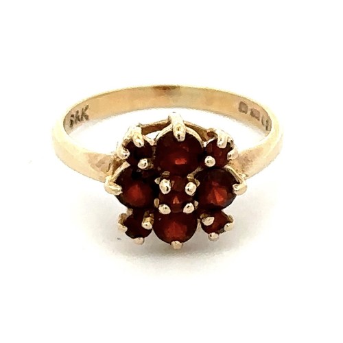 427 - A 9ct gold ring set with garnets, weight 2.7g. Size K/L