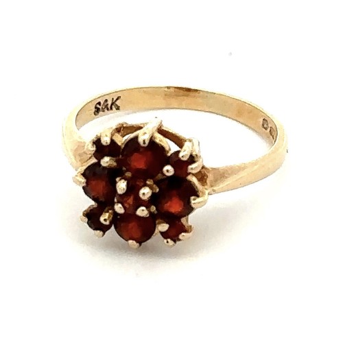 427 - A 9ct gold ring set with garnets, weight 2.7g. Size K/L