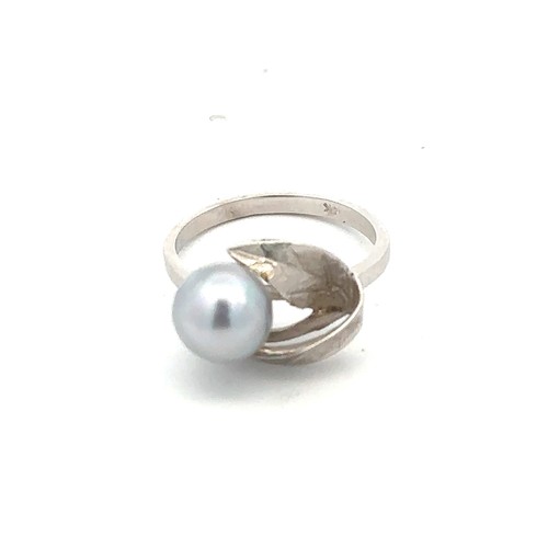 424 - A silver pearl set in a leaf design ring stamped 14K. Size K. Approx 3g.