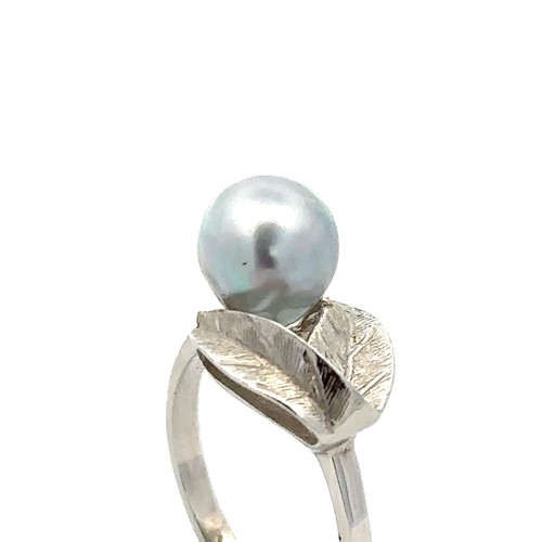 424 - A silver pearl set in a leaf design ring stamped 14K. Size K. Approx 3g.