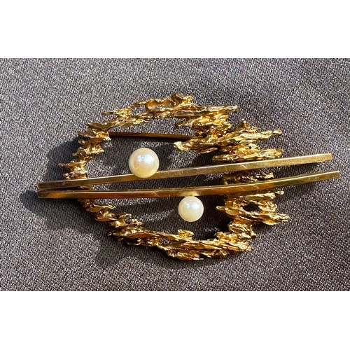 434 - A hallmarked 9ct gold and pearl brooch. Weight 8.2g approx.