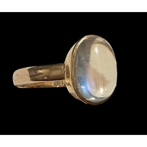 433 - A moonstone ring, stamped 585. Moonstone in very good condition with only very minor signs of wear. ... 