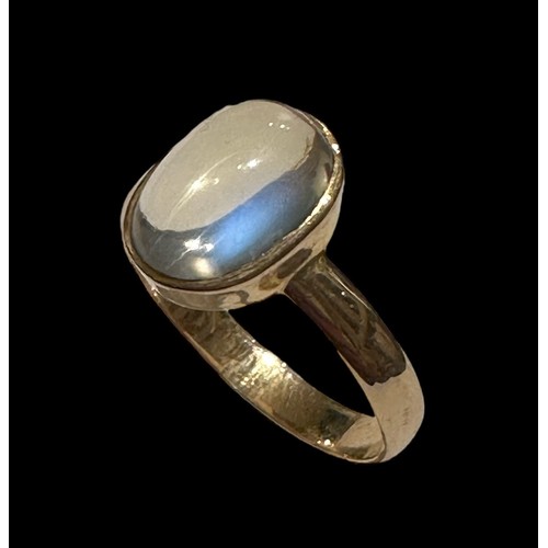 433 - A moonstone ring, stamped 585. Moonstone in very good condition with only very minor signs of wear. ... 