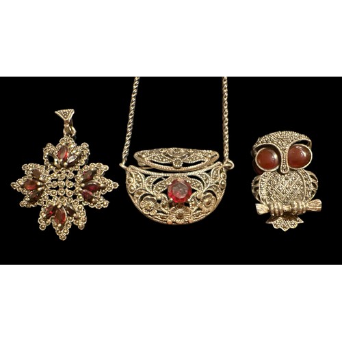 402 - Some marcasite and garnet jewellery including a white metal purse pendant with chain (small chip to ... 