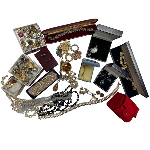 500 - A number of silver and costume jewellery items including a marcasite bracelet, a hardstone pendant a... 