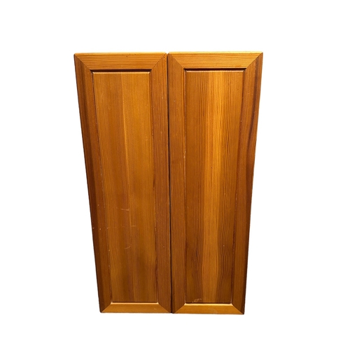 556 - Pine Wooden watch cabinet. Space for 15 watches, including 14 little hooks on folding doors. Magnet ... 