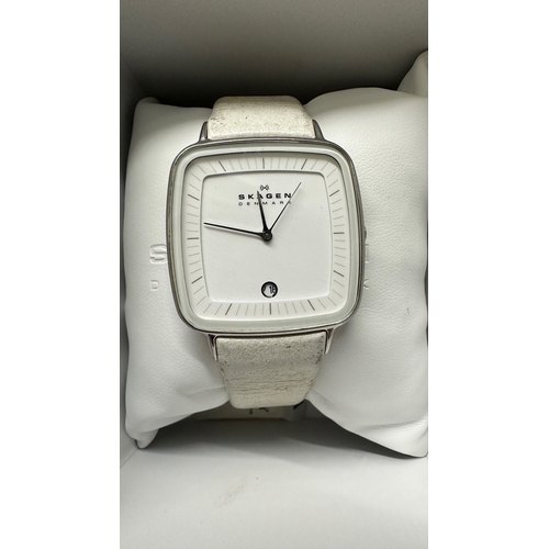 581 - A pair of Skagen ladies watches.
A Skagen 347SMXM ladies watch with crystals, original box and bookl... 