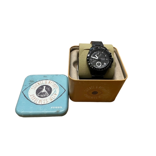 600 - 5 Watches including
1 boxed Fossil 10 ATM watch with spare link and booklet. 
1 boxed Ice watch with... 