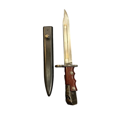 98 - Lee Enfield No. 7 rifle single-blade bayonet swivel action, with metal scabbard. Blade marked No. 7 ... 