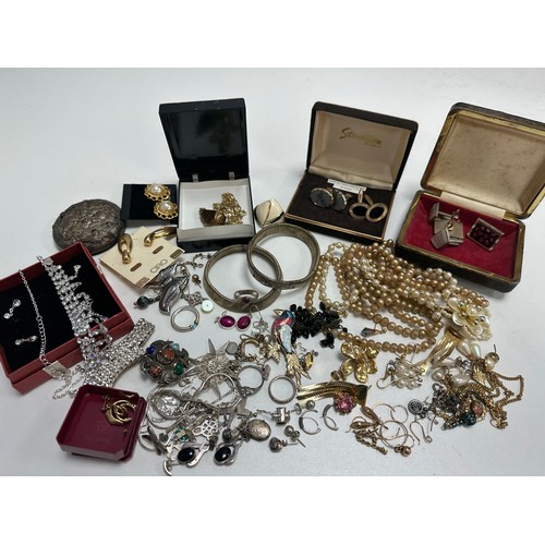 492 - An assortment of silver and costume jewellery. items including a silver and topaz ring and tiger's e... 