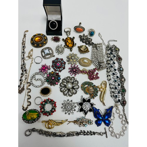 496 - A selection of vintage costume and paste jewellery.