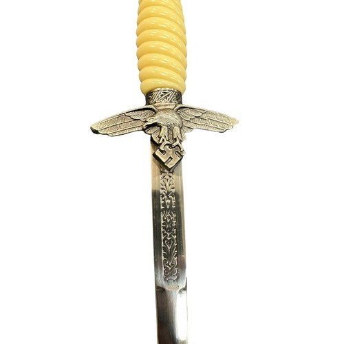 90 - Third Reich Luftwaffe Officer’s dagger 2nd pattern, foliate pattern to blade, ribbed handle, blade u... 