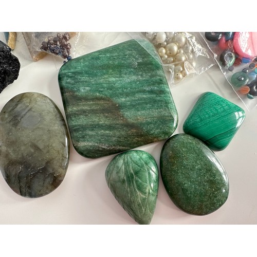 530 - Various gemstones and minerals, including labradorite, agate, aventurine quartz, garnet crystal, and... 