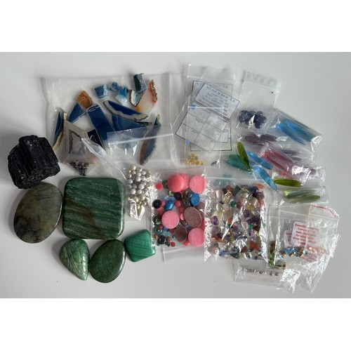 530 - Various gemstones and minerals, including labradorite, agate, aventurine quartz, garnet crystal, and... 