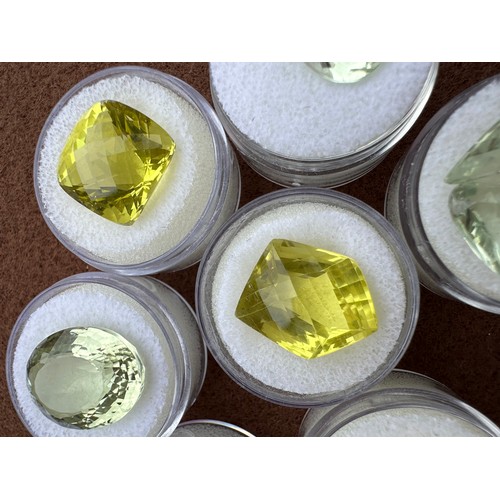 526 - A number of loose unmounted quartz gemstones including citrine and prasiolite. Some fancy cut. Total... 