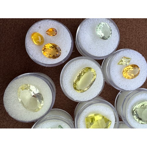 526 - A number of loose unmounted quartz gemstones including citrine and prasiolite. Some fancy cut. Total... 