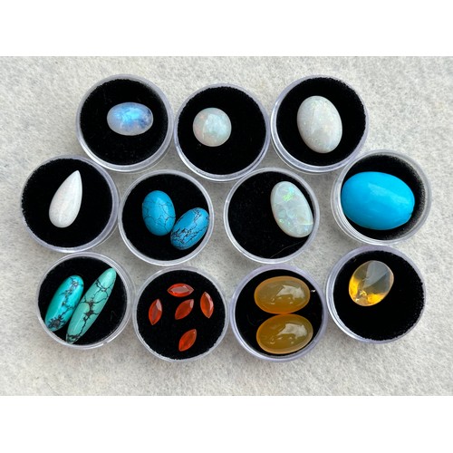 528 - A number of loose unmounted gemstones including  moonstone, turquoise, opal and fire opal