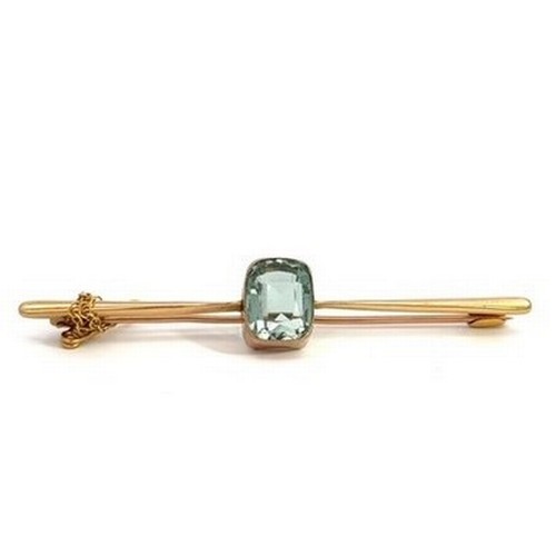 409 - A pale green beryl bar brooch, stamped 18K. Beryl is cushion cut, 11mm x 9mm, approx 3.5ct. Beryl in... 