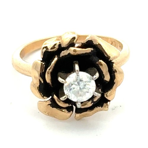 485 - A flower design ring stamped 14k. Weight 3.82g