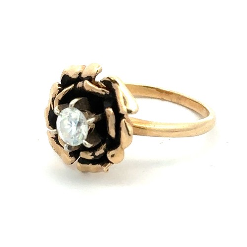 485 - A flower design ring stamped 14k. Weight 3.82g