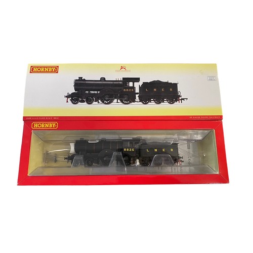 149 - Hornby. DCC Ready LNER black 8825 4-4-0 Class D16/3 locomotive and tender No. R3233, excellent in ex... 