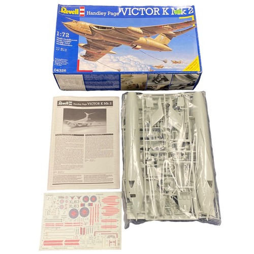 185 - Model kits. Revell 1/72nd scale Military Aircraft unmade plastic kits, generally excellent in good p... 