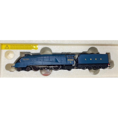 104 - Hornby OO Gauge R1041 Live Steam LNER 4-6-2 Class A4 Mallard Train Set with X5039 Transformer, X5040... 