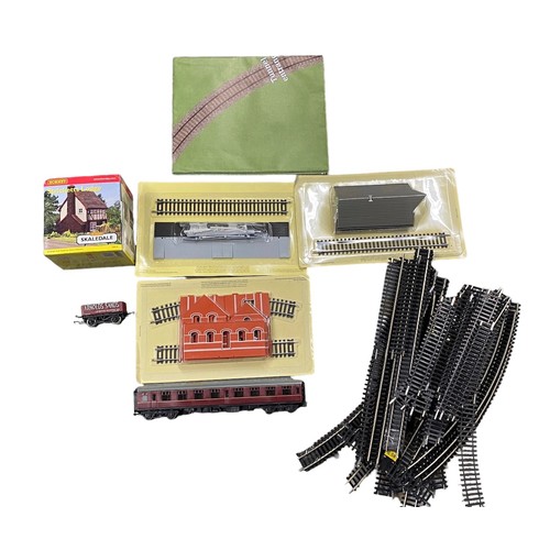 148 - Hornby. 1990s onwards OO gauge collection, generally excellent in good or better boxes, with Electri... 