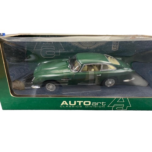 31 - Autoart. 1/18th scale Classics Division Aston Martin DB5 LHD green No. 70023, excellent (attached to... 