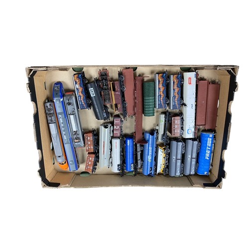 121 - HO gauge. Unboxed European themed accumulation, generally good plus to fair (missing or detached par... 