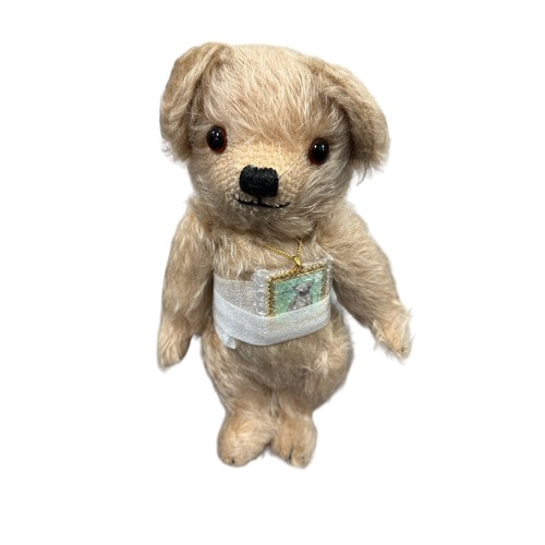 253 - Merrythought. Danbury Mint unboxed The First Merrythought Bear No. MAG13SB (MBWS01), cream mohair, e... 