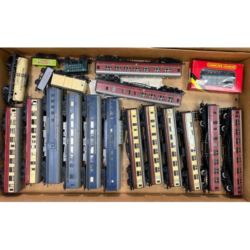 122A - Model Railways including Hornby Dublo including; Meccano Hornby Dublo carriage W34881 (x4), Hornby 0... 