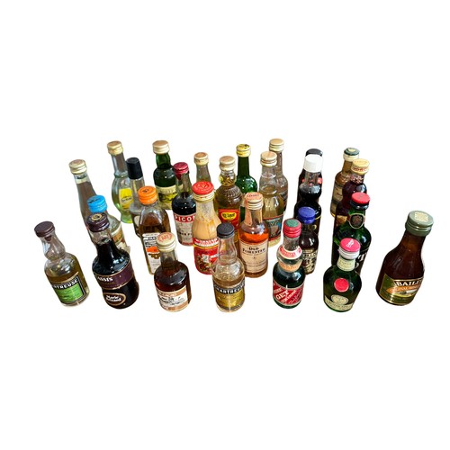 58 - Qty 200+ alcohol miniatures with Whisky & bourbon (various), brandy (various), Creme de menthe, Dram... 