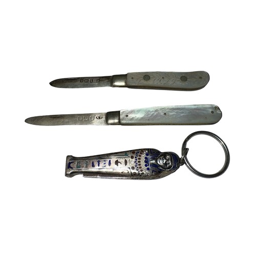 222 - Range of 3 fruit/pocket knives to include 2 Mother of Pearl with hallmarked silver blades and one in... 