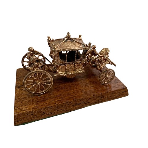 180 - An extremely rare 9ct gold model of the Coronation Coach/ State Coach. Made in 1977 by Toye, Kenning... 