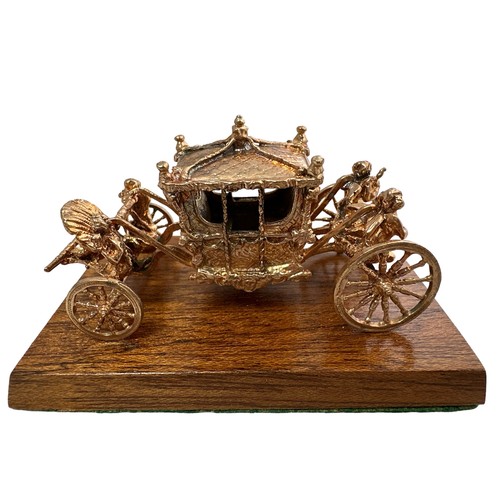 180 - An extremely rare 9ct gold model of the Coronation Coach/ State Coach. Made in 1977 by Toye, Kenning... 