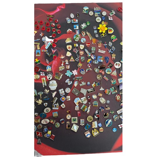 221 - Pin badges Qty approx. 100 international collection, generally excellent to good plus (without butte... 