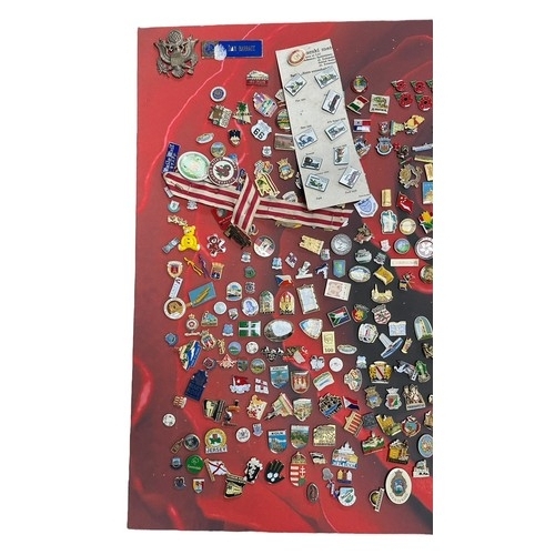 221 - Pin badges Qty approx. 100 international collection, generally excellent to good plus (without butte... 