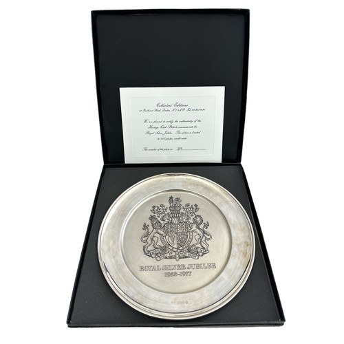 213 - A silver jubilee silver plate from The Heritage Club. 1977 hallmarks for Birmingham. In box with cer... 