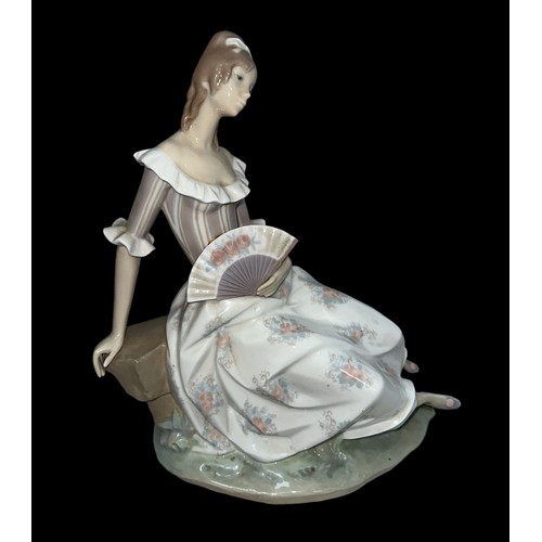 177 - LLadro, Lady with Fan, (1970, Alfredo Ruiz) a large Lladro seated female figurine with fan on pedest... 