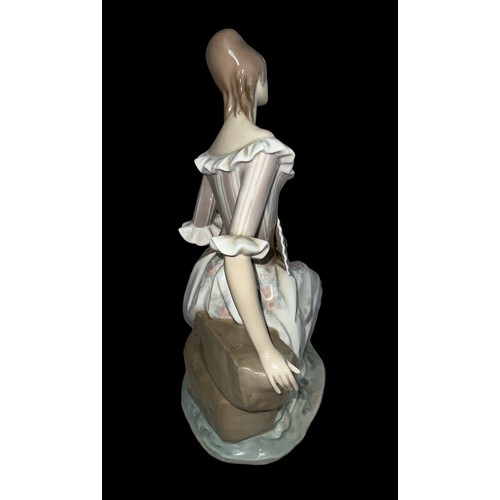 177 - LLadro, Lady with Fan, (1970, Alfredo Ruiz) a large Lladro seated female figurine with fan on pedest... 