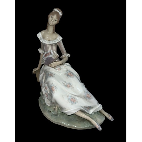 177 - LLadro, Lady with Fan, (1970, Alfredo Ruiz) a large Lladro seated female figurine with fan on pedest... 